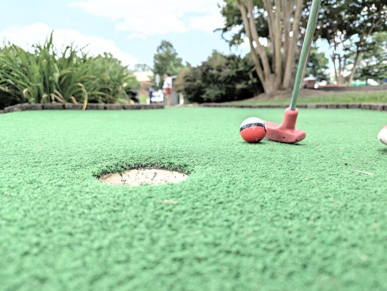 Mini golf hole